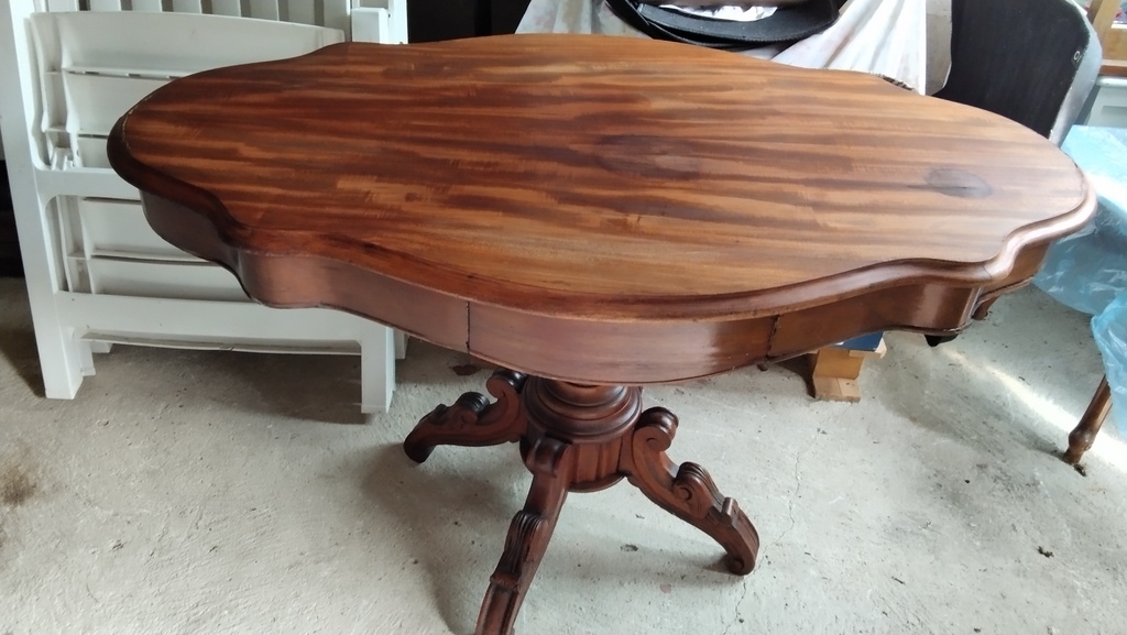 Table en bois pied central sculpt�e petite r�novation 40 Brugny-Vaudancourt (51)