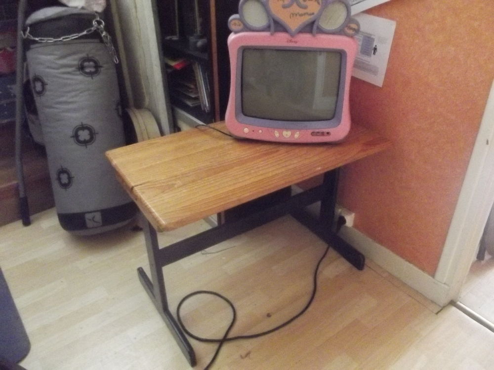 Table bureau +tv enfant 
Bon �tat 30 Lacrouzette (81)