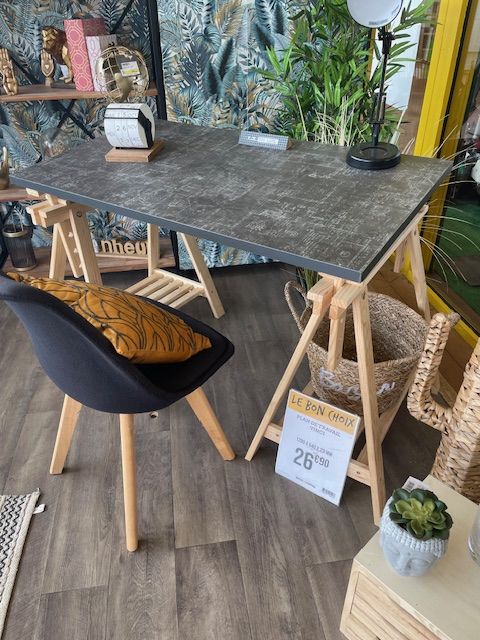 TABLE / BUREAU NEUVE AVEC TRETEAUX 50 � 50 Rodez (12)