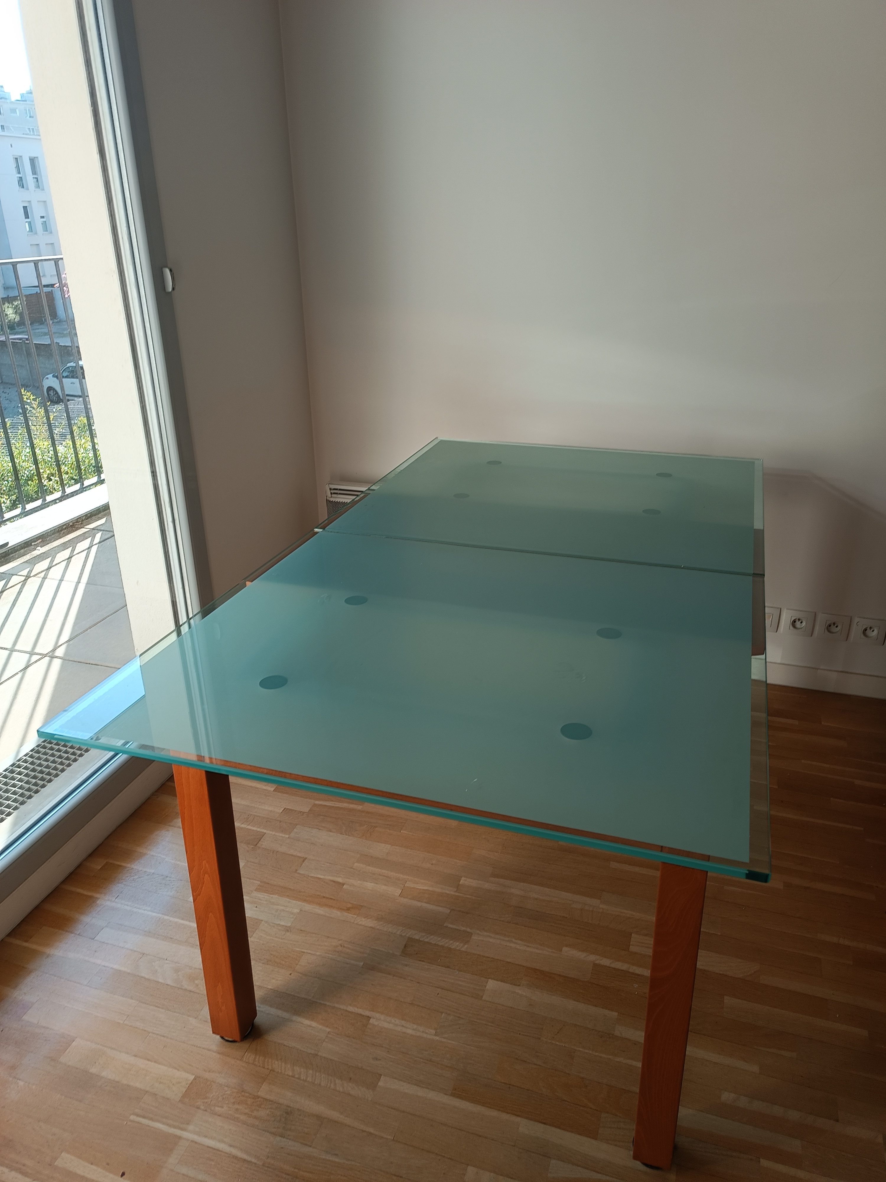 Table Calligaris en verre temp�r� avec pieds en bois 200 Romainville (93)