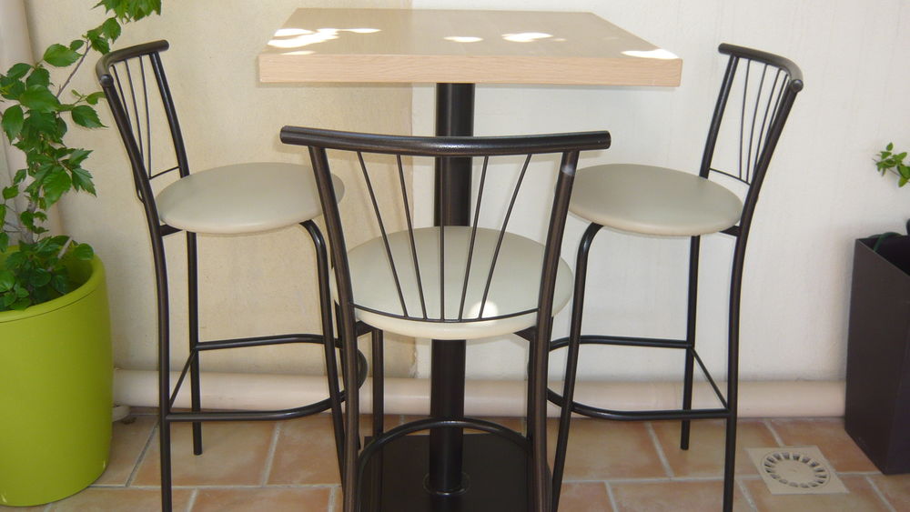 table bar carr� + 3 chaise haute 300 Marseille 13 (13)