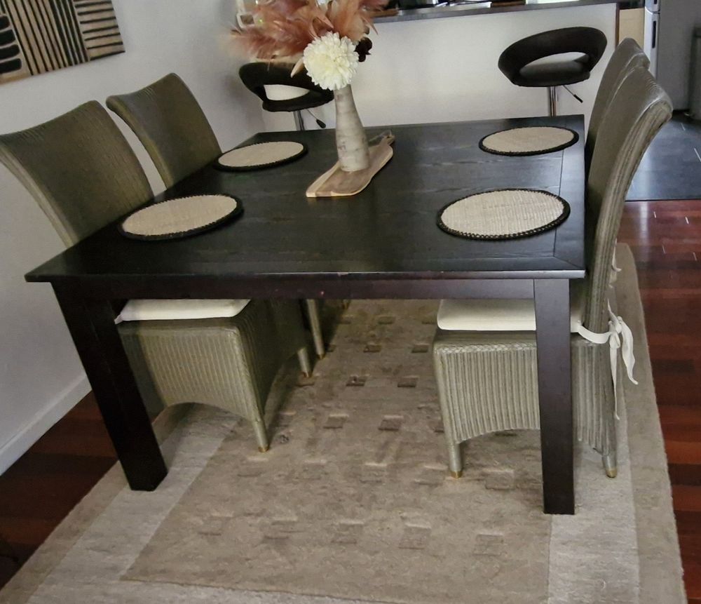 Table carr�e 8 places bois brun 100 Villecresnes (94)