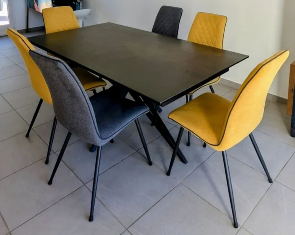 Table c�ramique ( prix n�gociable) + 6 chaises 600 Roquebrune-sur-Argens (83)
