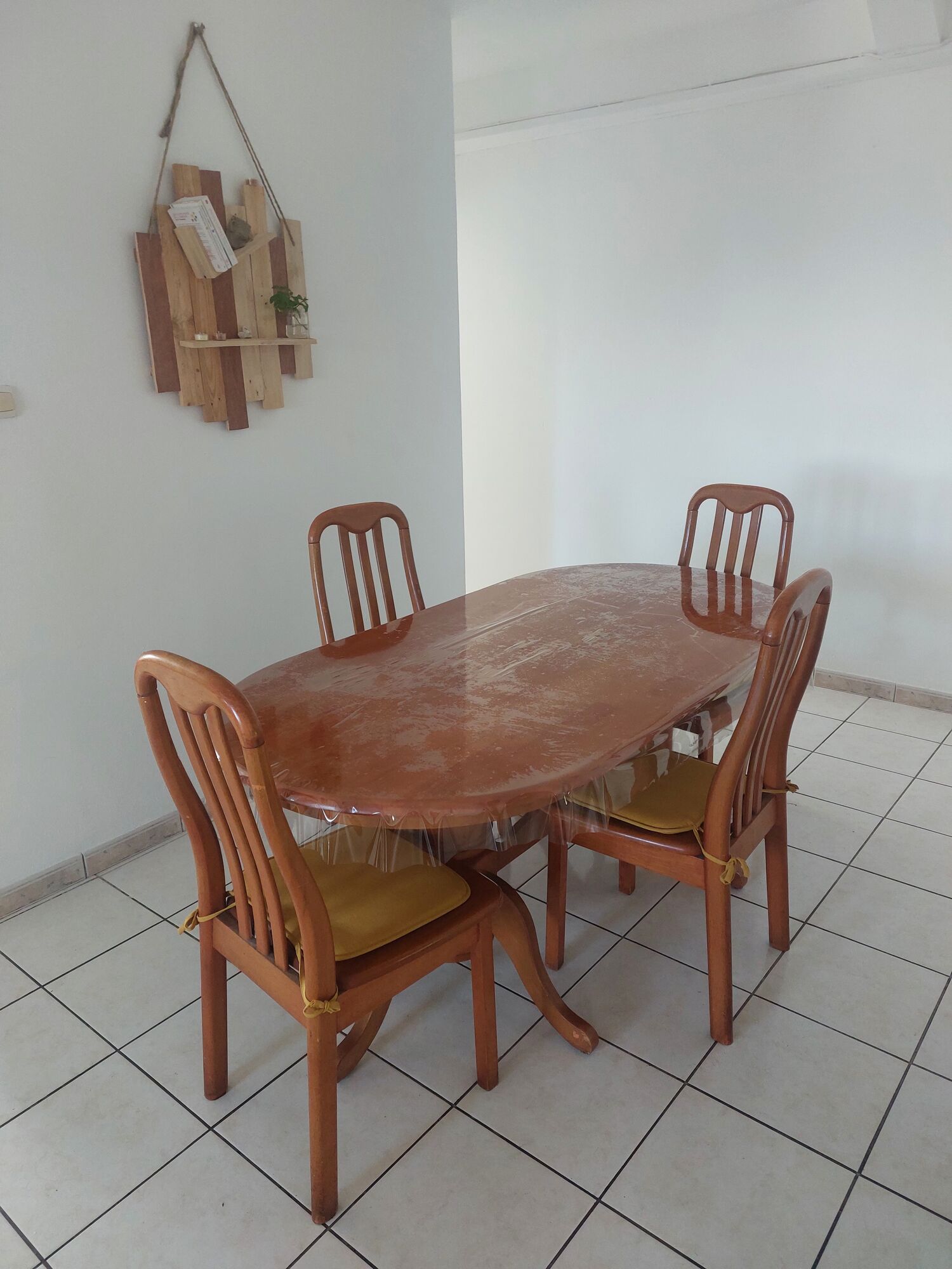 Table et chaises en bois pour salle � manger 100 Le Tampon (97)