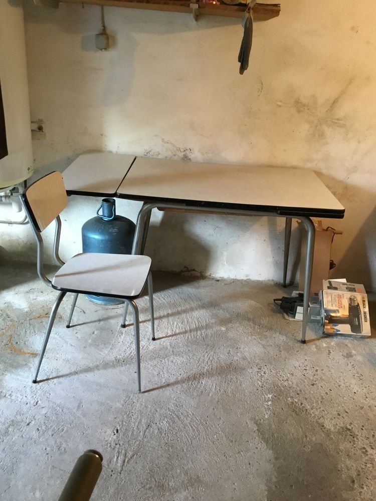 Table + 4 chaises + 1 tabouret formica 120 Rauzan (33)