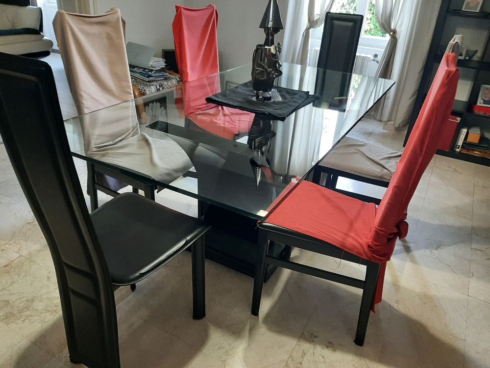 Table et chaises en tr�s bon �tat.
Venir les recuperer 400 Mouilleron-le-Captif (85)