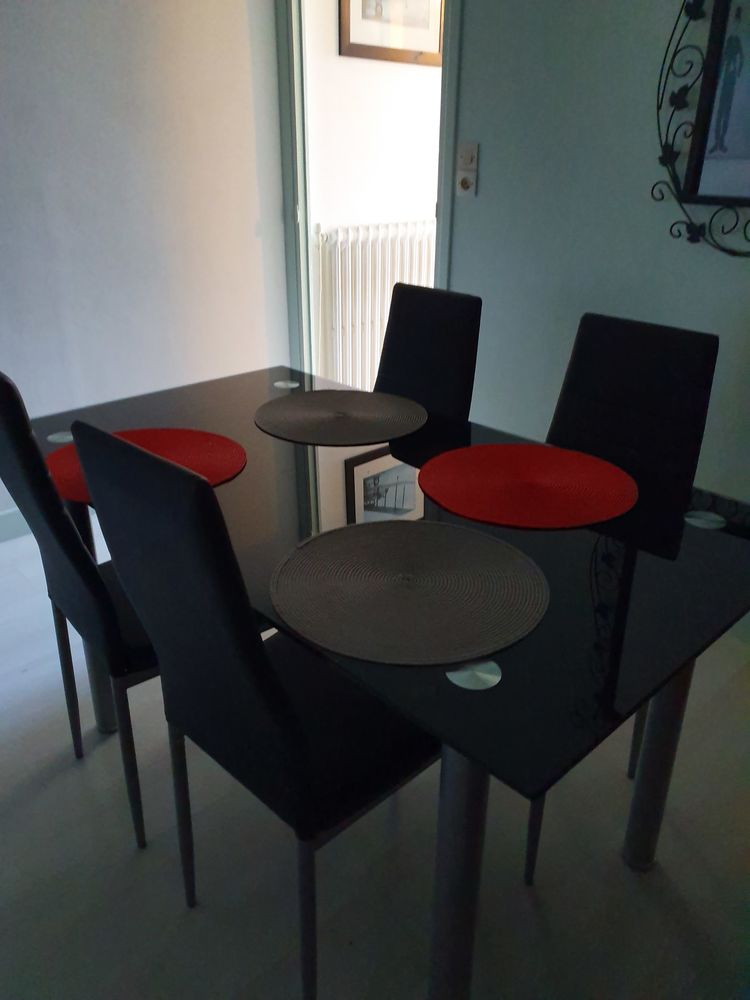 TABLE + 4 CHAISES 250 Maz�res (09)