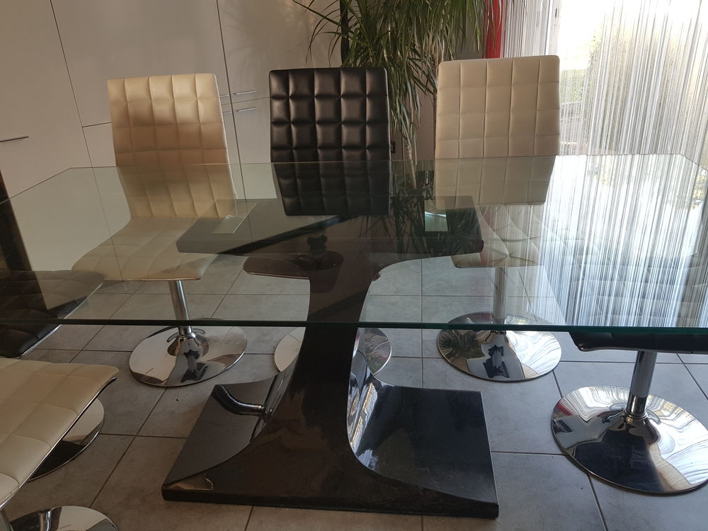 TABLE + 8 CHAISES 250 Haute-Rivoire (69)