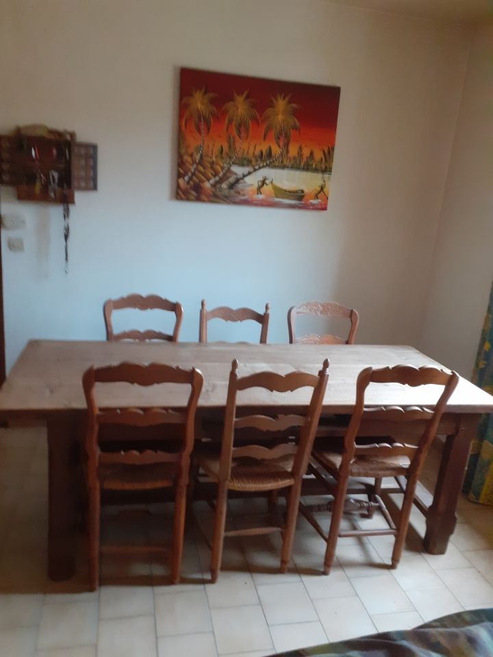Table et ses 6 chaises. 140 Redessan (30)