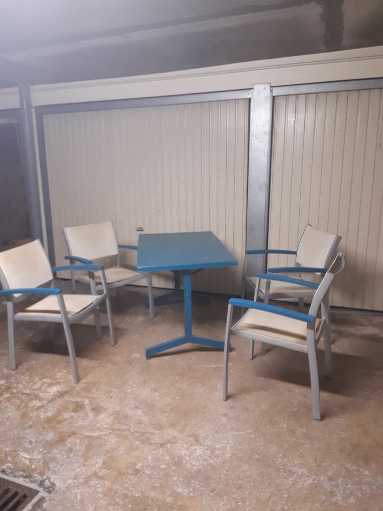 1 table et 4 chaises 80 Théoule-sur-Mer (06)
