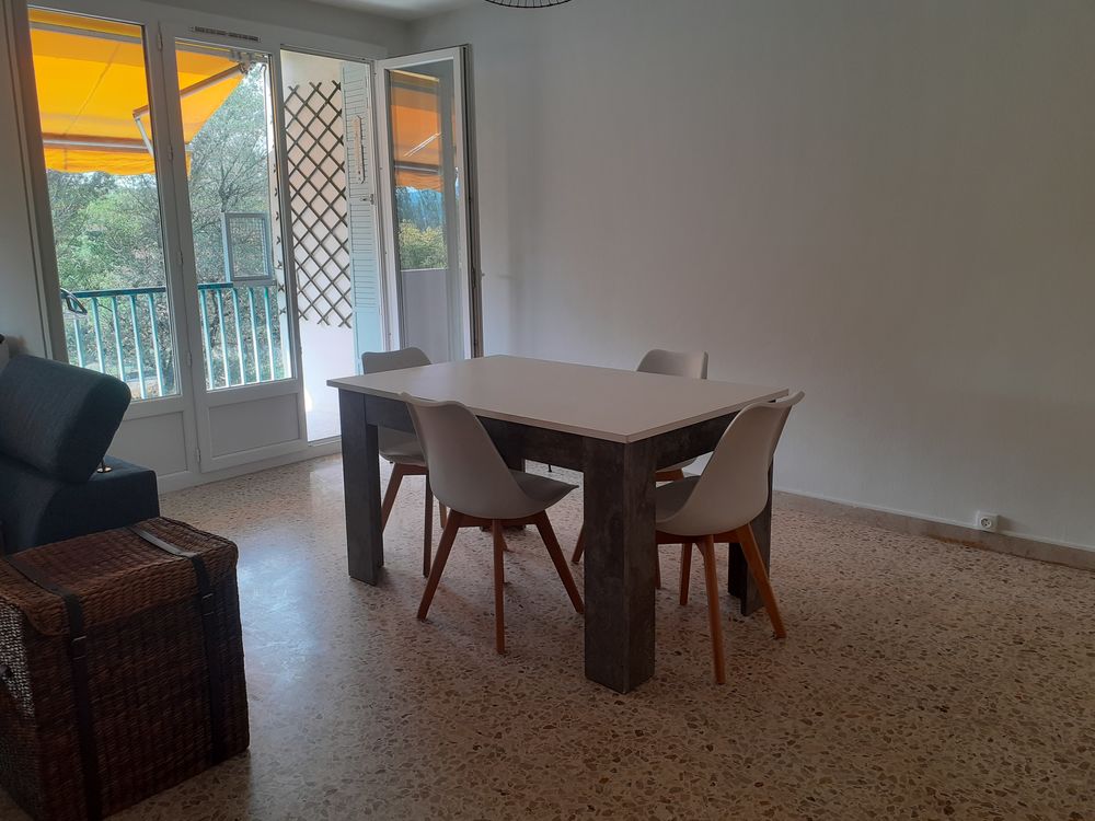 Table + 4 chaises 0 Mont�limar (26)