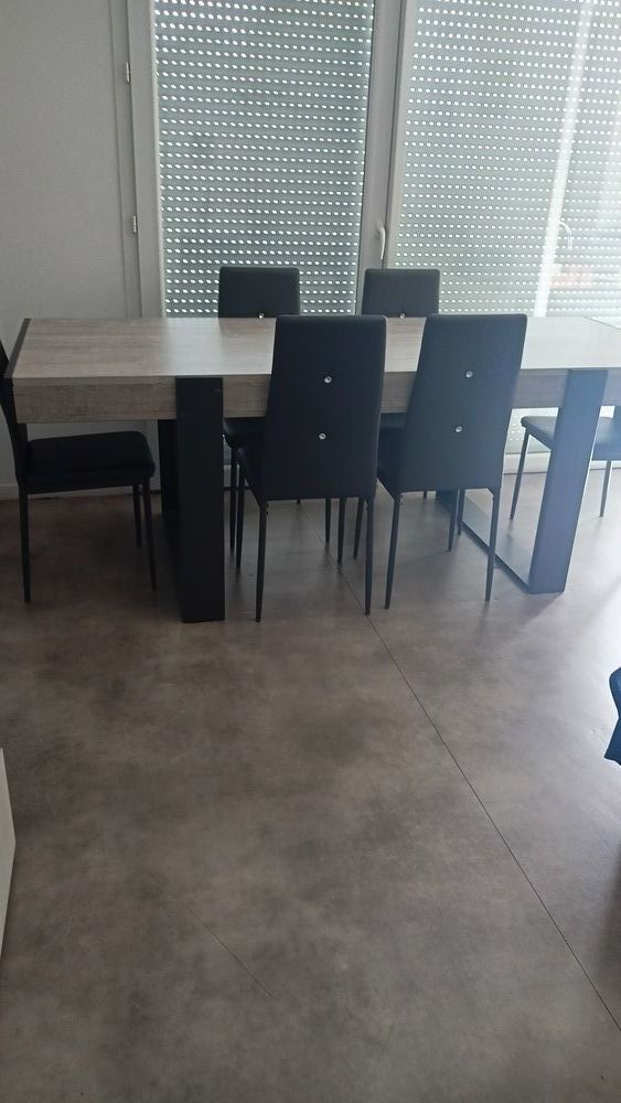 Table 6 chaises 190 Vaulx-en-Velin (69)