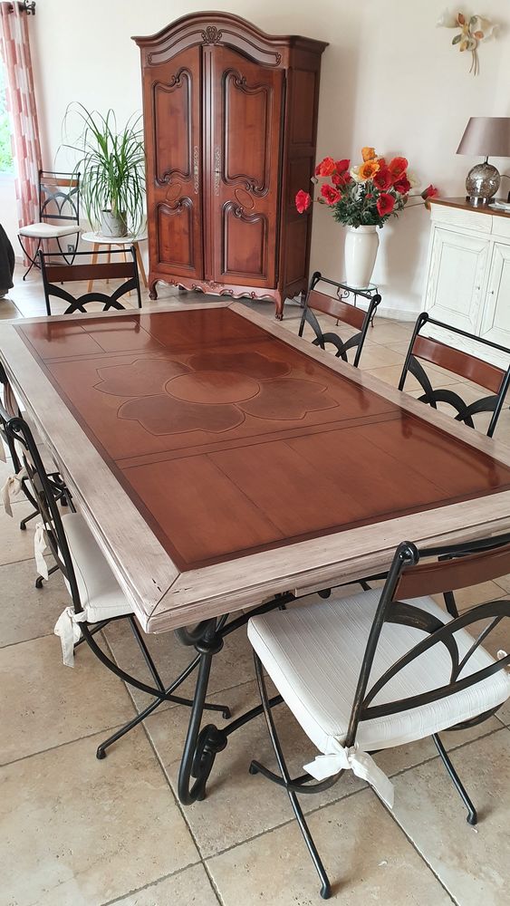 Table SaM et 8 chaises 1200 Saint-Sixte (42)