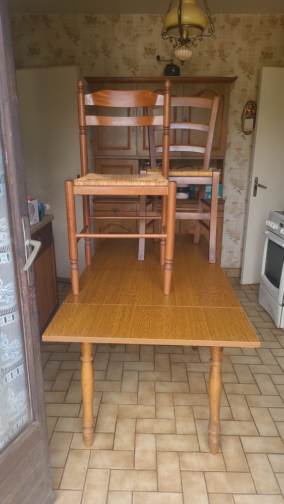 Table et 2 chaises 50 Decazeville (12)