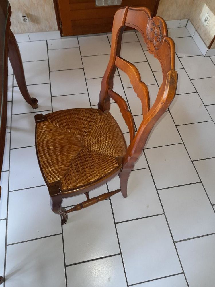 UNE TABLE ET 4 CHAISES 50 Marseille 9 (13)