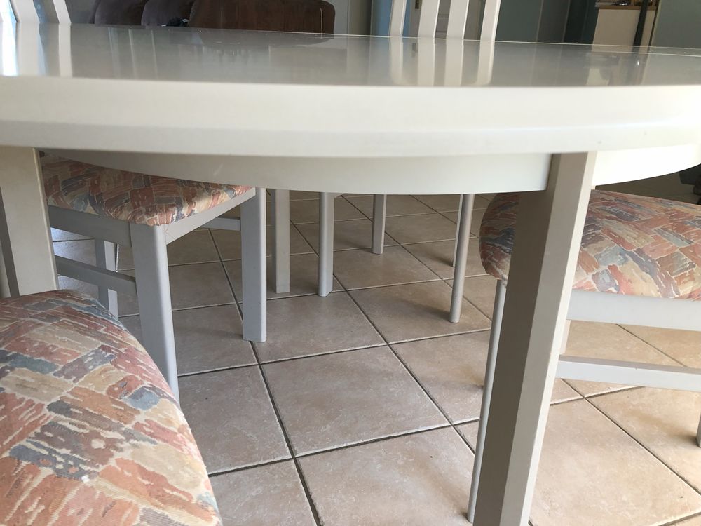 Table + 4 Chaises 0 Saint-Andr�-les-Vergers (10)