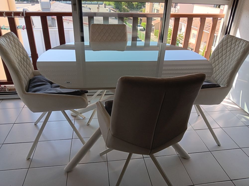 Table et ses 4 chaises. 1000 Sanary-sur-Mer (83)