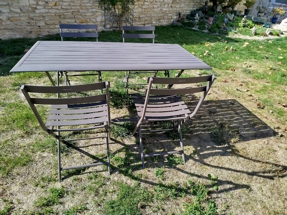 Table et chaises 150 Neuville-de-Poitou (86)
