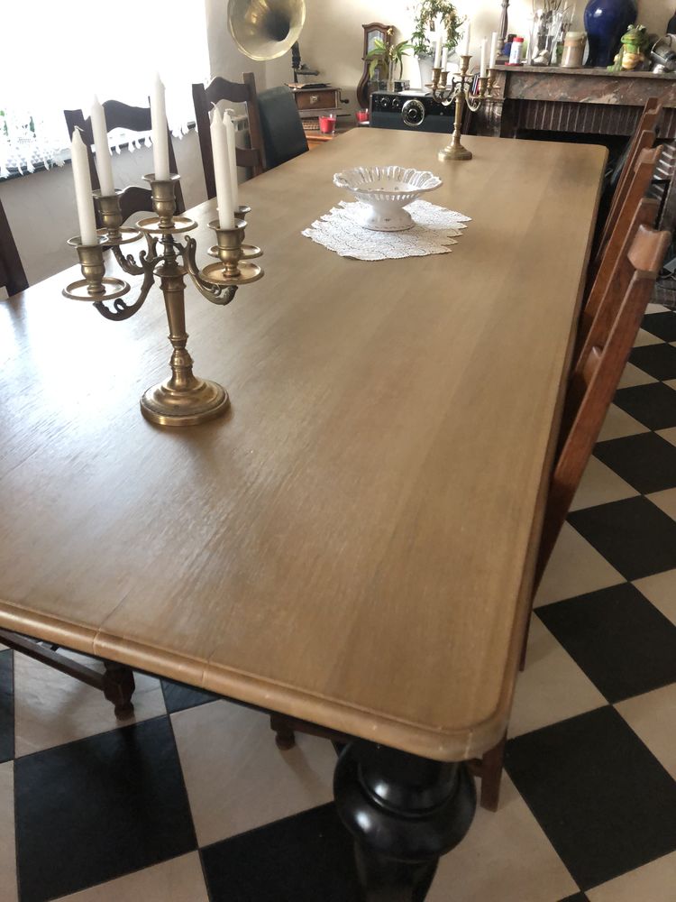 Table ch�ne 300X120
�tat impeccable 
12 personnes 780 Marchiennes (59)