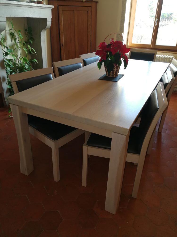 Table Ch�ne massif ; 6 + 2 chaises. 609 Clamerey (21)
