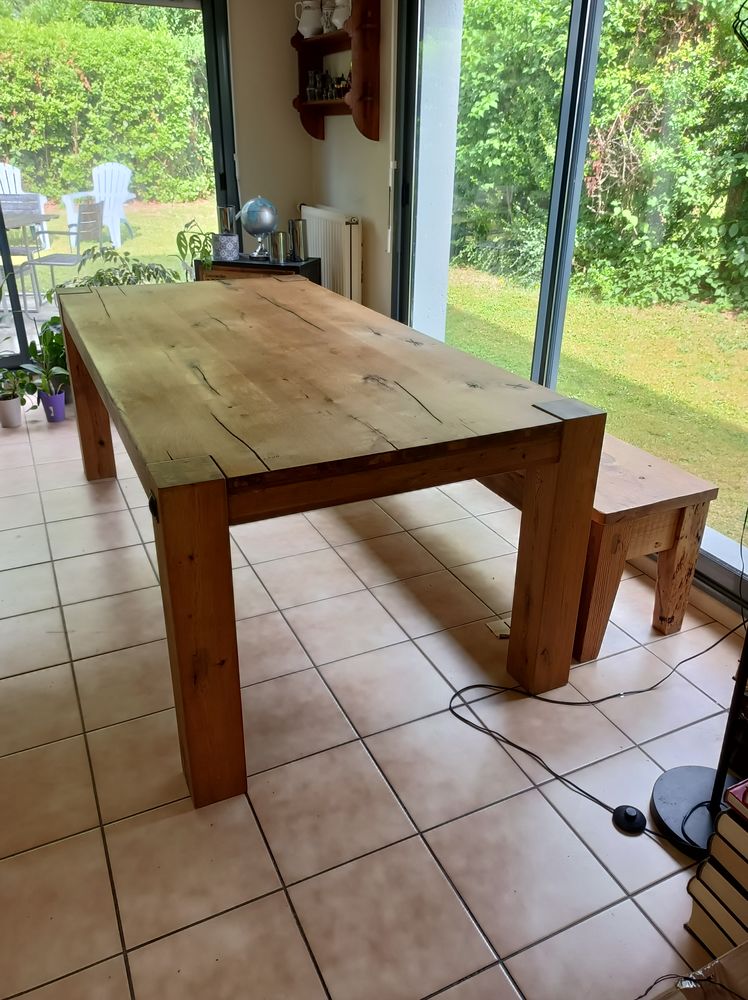 Table en ch�ne massif avec son banc en tr�s bon �tat .
300 Cesson (77)