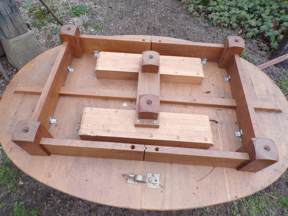 table chene massif extensible.
500 Saint-Germain-du-Bois (71)