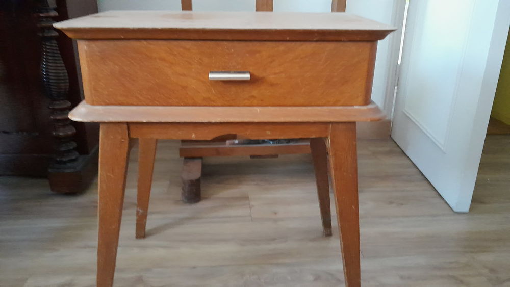 TABLE DE CHEVET ANNEES 60 10 Laval (53)