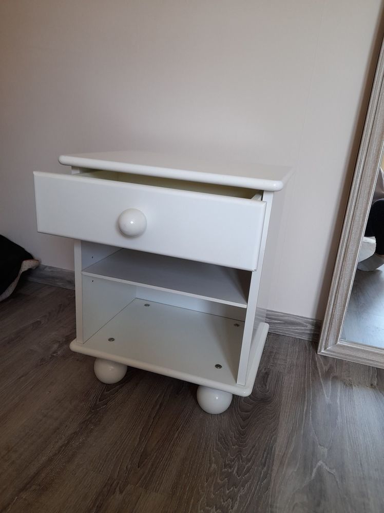 Table de chevet en bois blanc 15 Caudry (59)