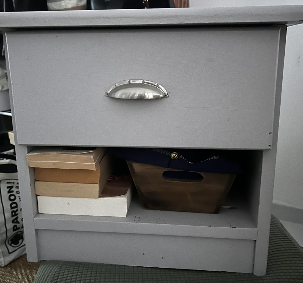 Table de chevet en bois peint 
Grise 15 Saintes (17)