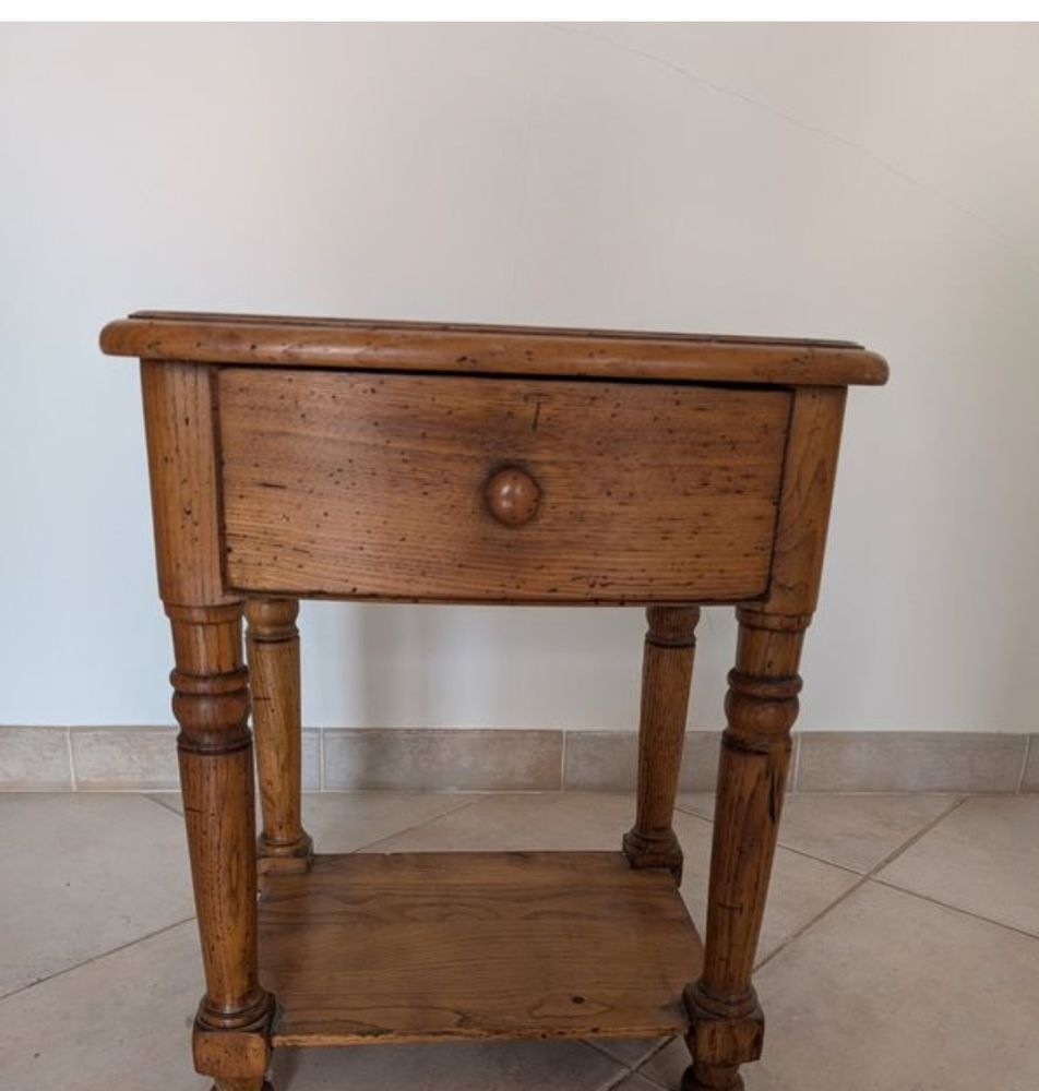 Table de chevet en ch�ne massif 70 Cagnes-sur-Mer (06)
