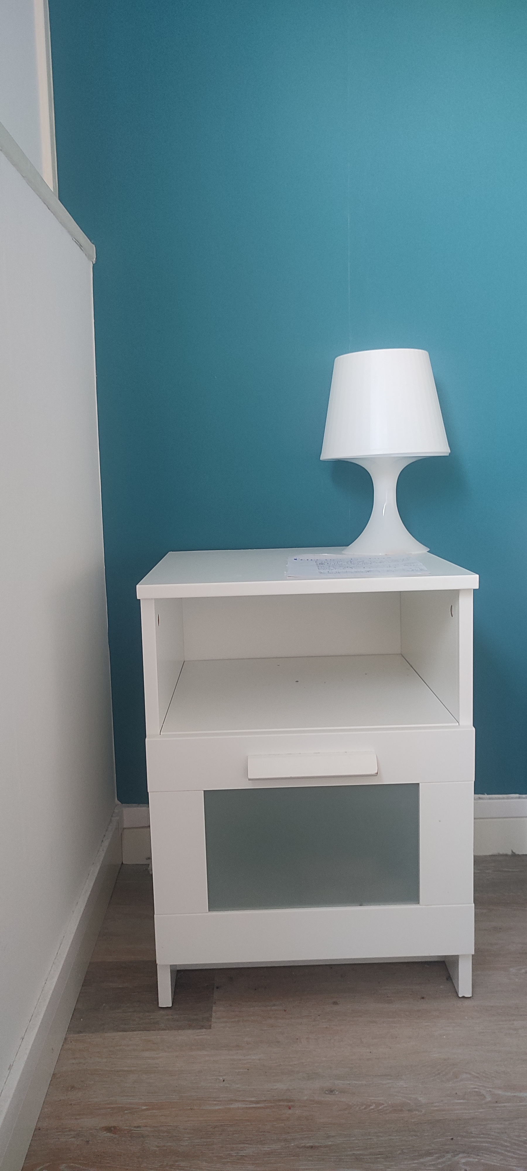 Table de chevet de couleur blanche -15 � 15 Saint-�tienne (42)