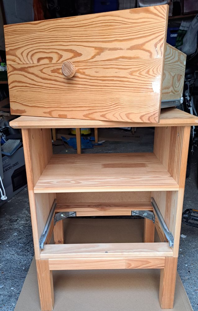 Table de chevet ikea pin brut - 
(remise en main propre) 0 Villejuif (94)