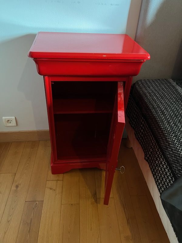 Table de chevet laqu�e rouge 50 Castres (81)