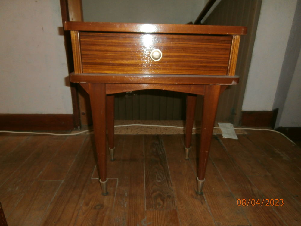 Table de chevet. Longueur 47 cm + largeur 29 cm + hauteur 55 30 Noailhac (81)