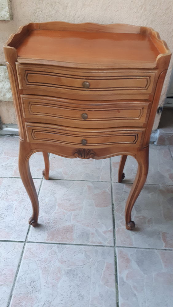 Table de chevet en merisier style Louis XV 35 Montigny-Lencoup (77)