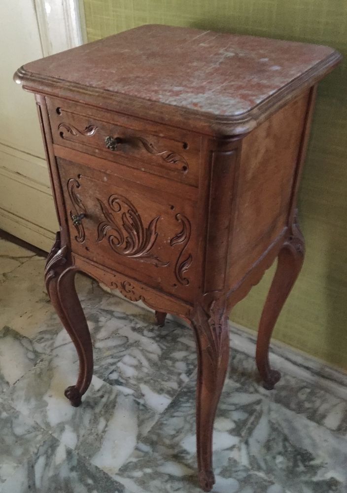 Table de chevet en Noyer et Marbre. 1920. 250 Toulon (83)