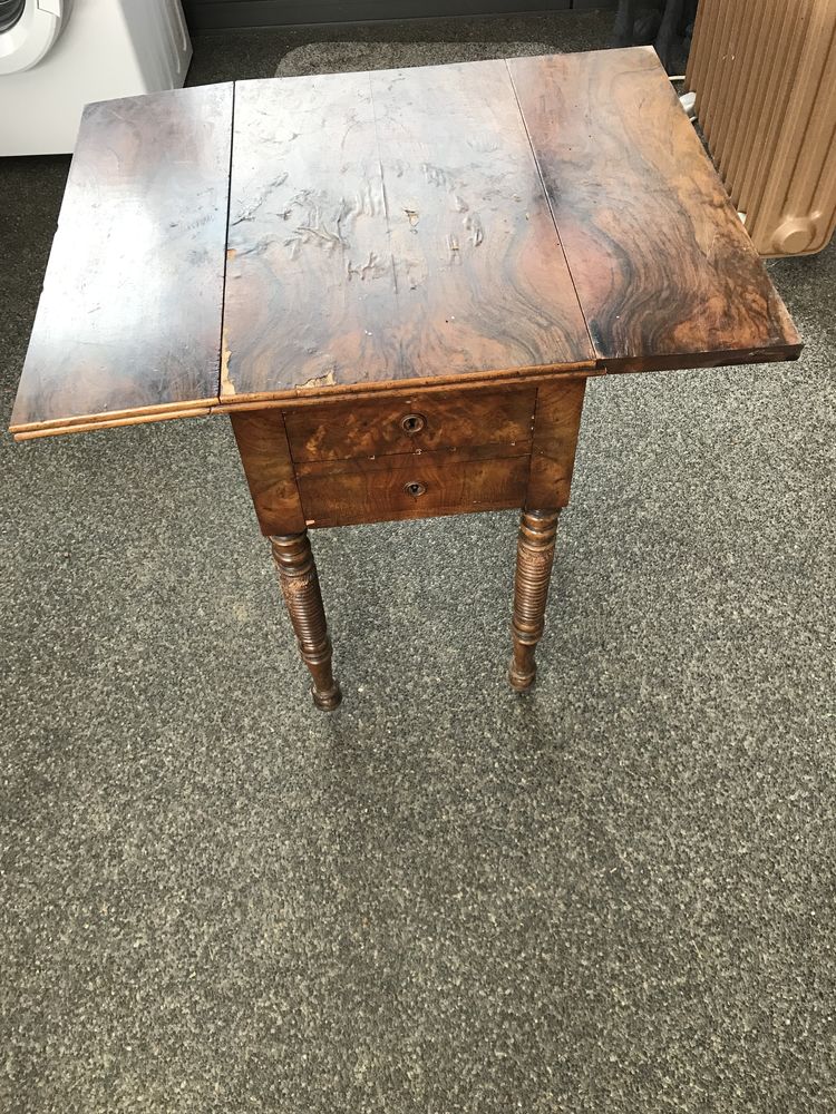 TABLE CHEVET A SECRETS- PIED TOURNES 35 Cr�ches-sur-Sa�ne (71)
