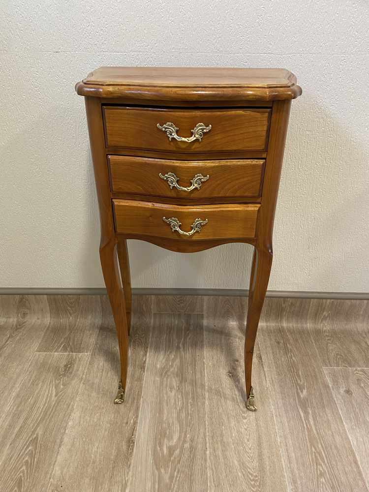 Table de chevet style Louis XV, 3 tiroirs, tr�s bon �tat 100 Fourmies (59)