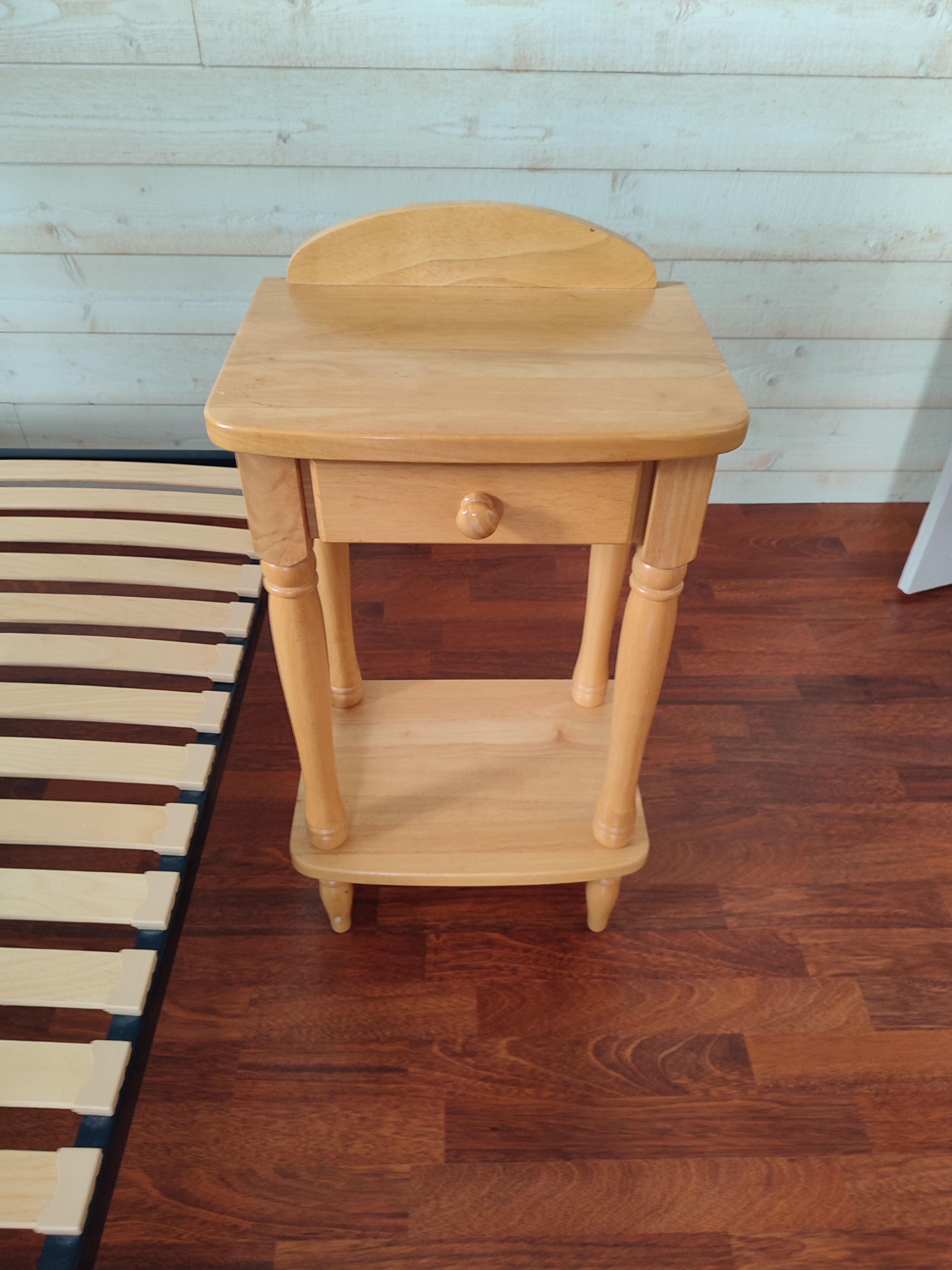 Table chevet/t�l�phone
30 Lacapelle-Marival (46)