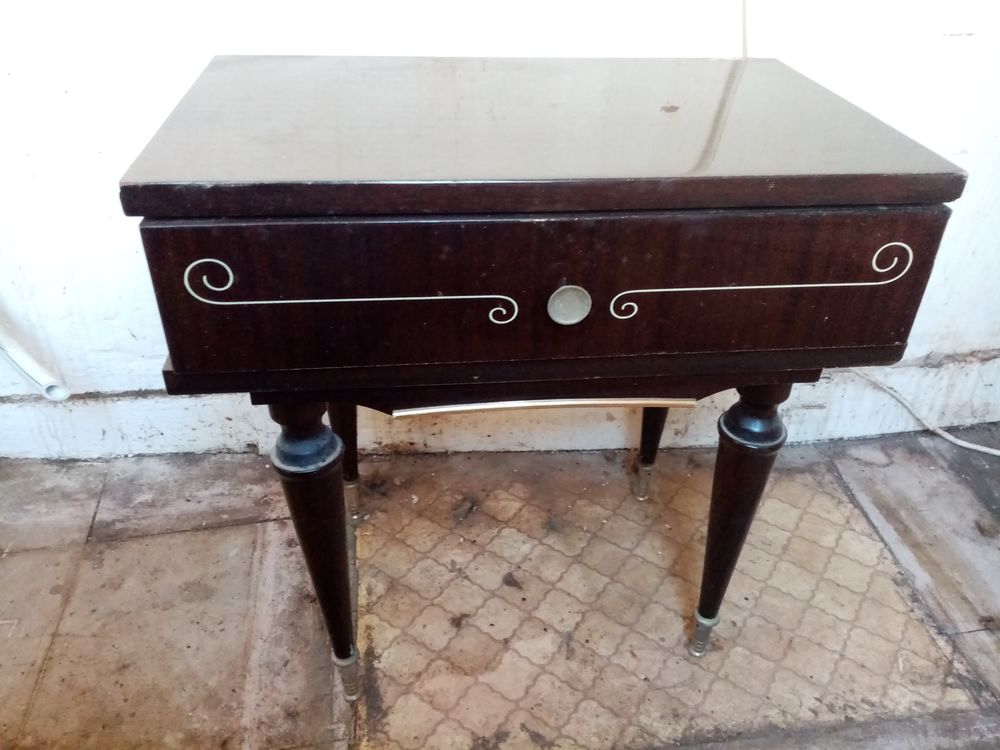 table de chevet vintage en placage de noyer vitrifi�e 30 Massy (91)