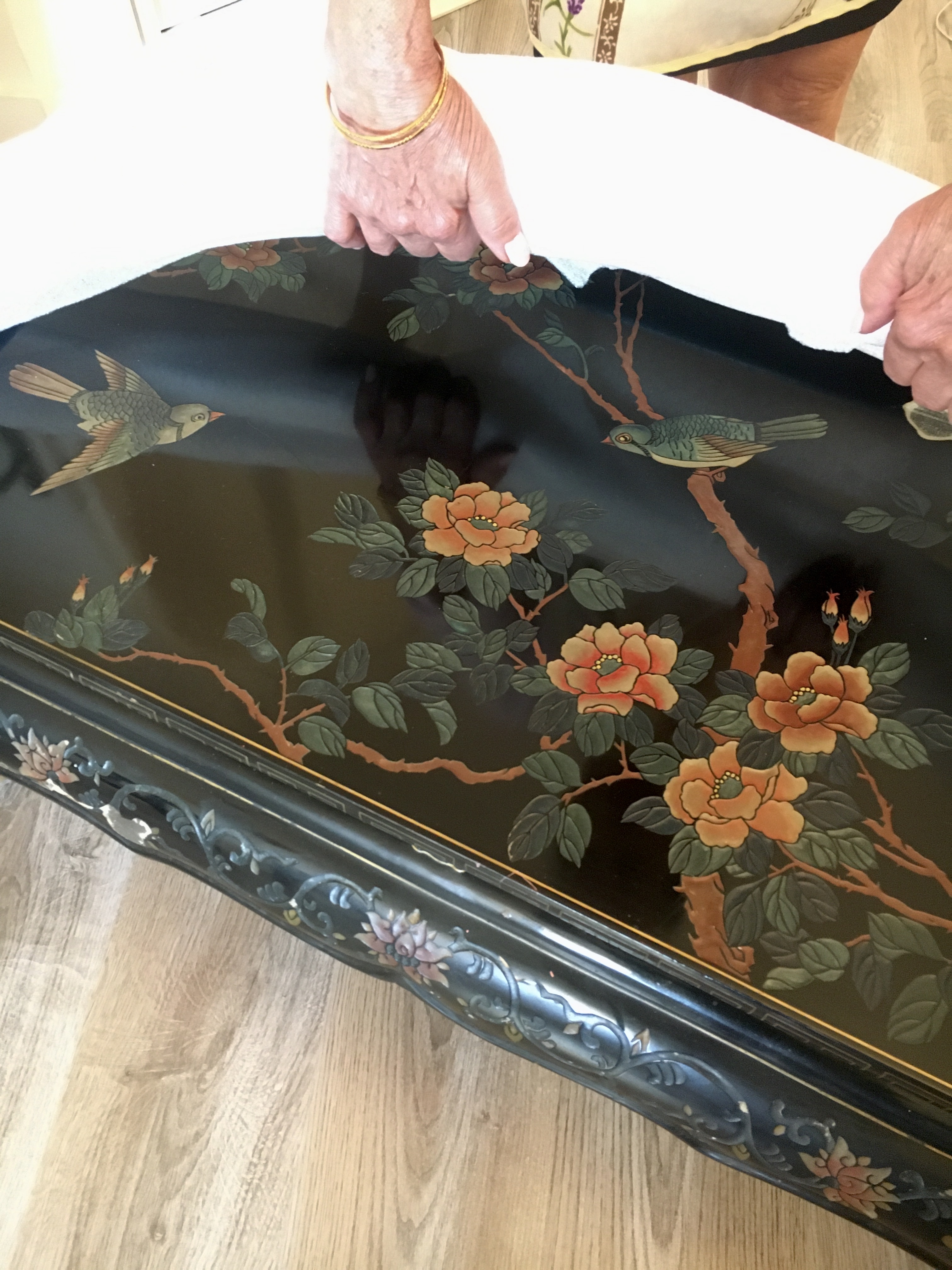 table chinoise de salon 
l 
100 Divonne-les-Bains (01)