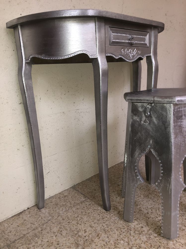 Table Coiffeuse refaite 
Strass de couleur grise argent� 99 Gennevilliers (92)