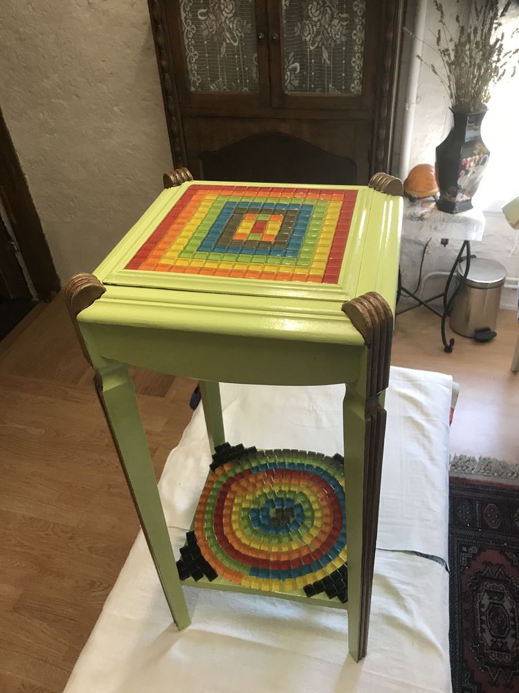 Table colonne mosa�que tr�s gaie 99 Paris 20 (75)