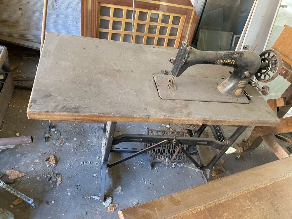 Table � couture singer 100 Saint-Ouen (93)