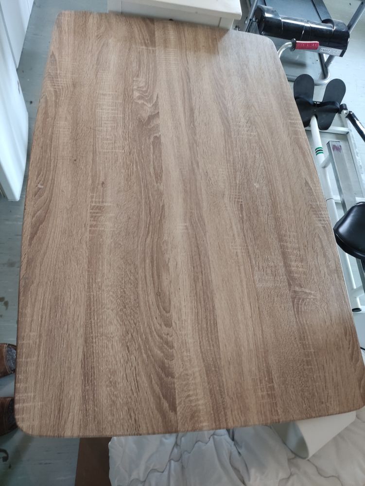 table de cuisine avec 4 chaises effet bois. 25 Poligny (39)