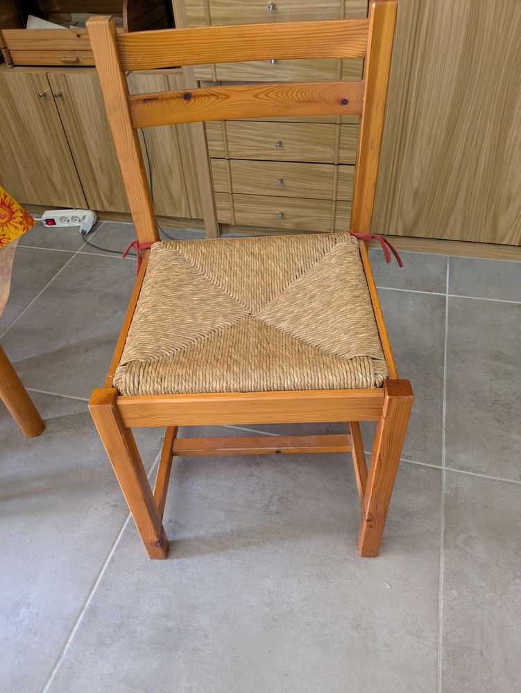 TABLE DE CUISINE EN BOIS AVEC QUATRE CHAISES EMPAILLEES 100 La Grande-Motte (34)