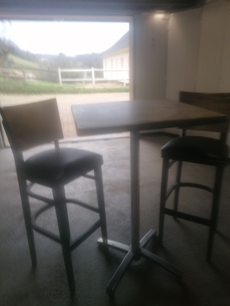TABLE DE CUISINE  + 2 CHAISES 40 Coligny (01)