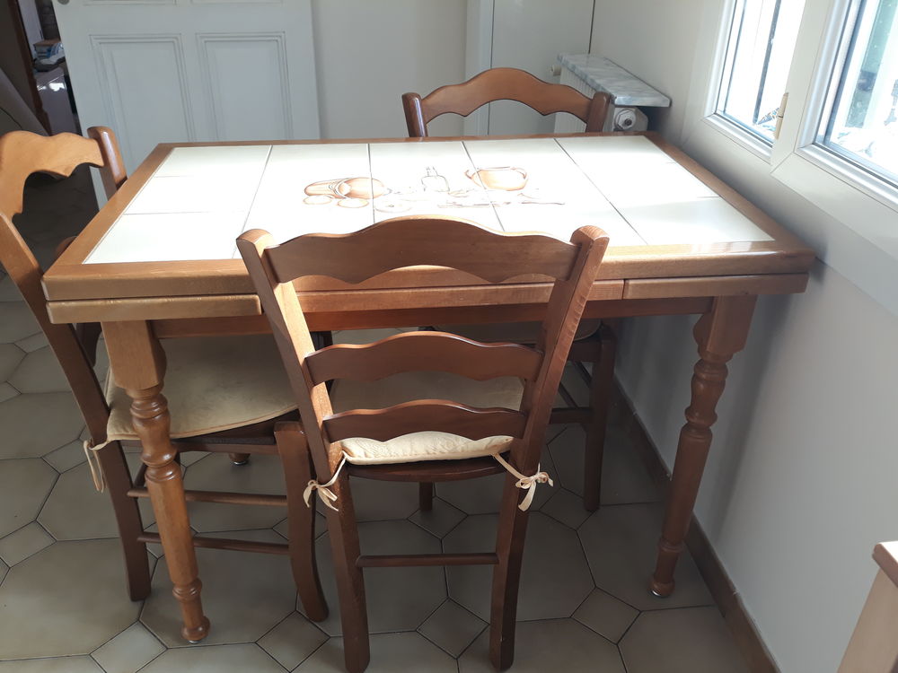 Table cuisine et cinq chaises bois massif 500 Avignon (84)