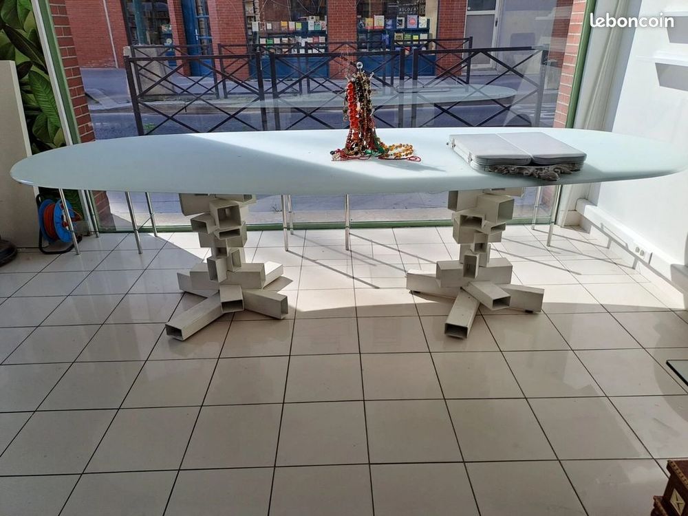 Table design, grand plateau ovale, verre blanc opaque, pieds 2450 Paris 14 (75)