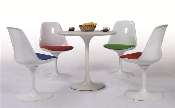 Table design Saarinen Tulip blanche diam�tre 80 cm 350 Bellignat (01)